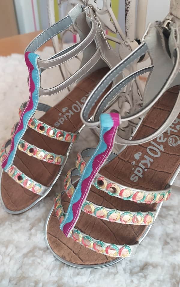 Sandalias arco iris para niñas de Chika10