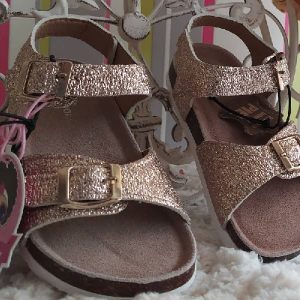 Sandalias metalizadas para niñas de Chika10