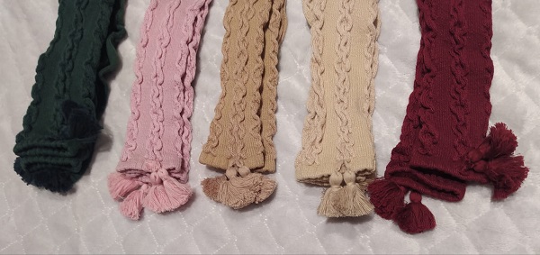 Colorido calcetines altos de cadeneta y borlones