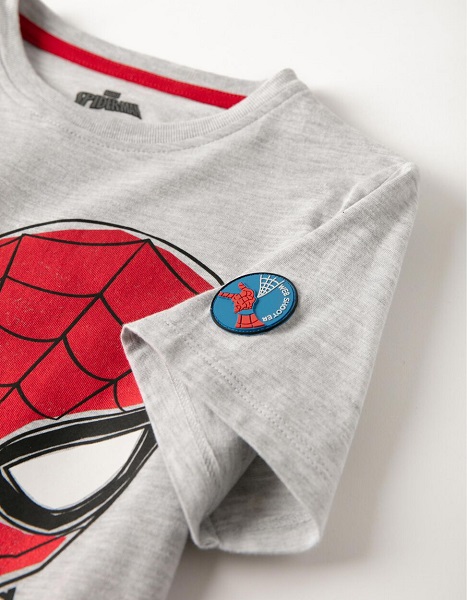 detalle de manga camiseta spiderman
