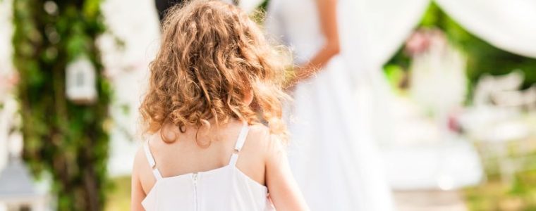 Cómo vestir a un niño para boda: consejos para que sean los invitados perfectos