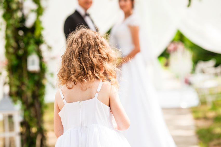 Cómo vestir a un niño para boda: consejos para que sean los invitados perfectos