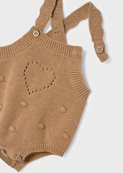 detalle conjunto peto tricot para bebé camel