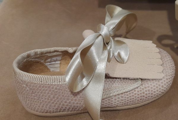 zapato para niña con tapeta y cordón de lazo