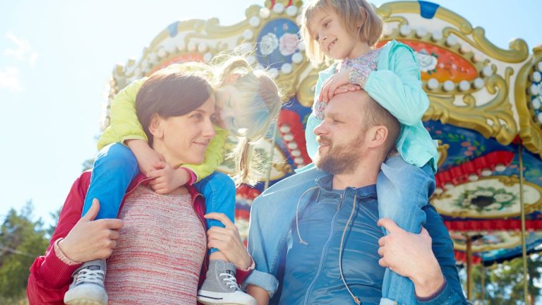 Ropa para ir a un parque de atracciones: cómo vestir a tus hijos para que disfruten del día