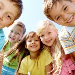 vestir a los niños apropiadamente en verano
