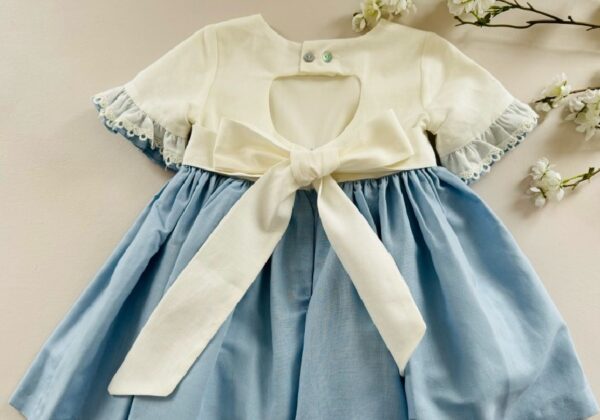 Vestido para niña con espalda libre azul